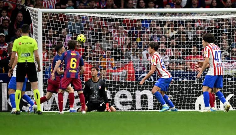 التشكيل الرسمي: ألفاريز يتحدى يامال في نزال برشلونة وأتلتيكو 