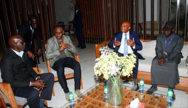 رئيس "كاف" يصل السنغال بعد قرار "التجريد".. ويلتقي بالرئيس