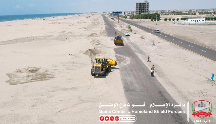 درع الوطن ترفع خطر الكثبان عن طريق عدن أبين 