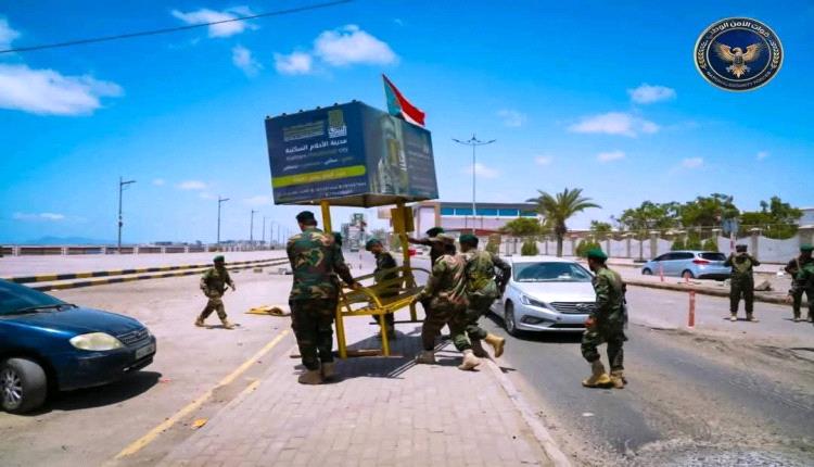 صور - رفع وإعادة تموضع عدد من النقاط الأمنية في العاصمة عدن 