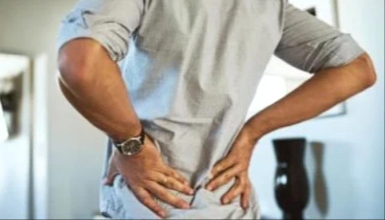 ألم الظهر المستمر قد يكون علامة على الانزلاق الغضروفى.. طرق الوقاية 