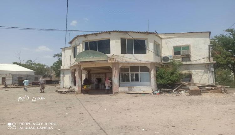 كهرباء لحج تطالب المواطنين عبر المكرفون بتسديد فواتير استهلاك الكهرباء