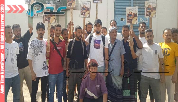 وقفة تضامنية مع أسرة الضحية "زكريا"  تدعو الى سرعة النظر في القضية 