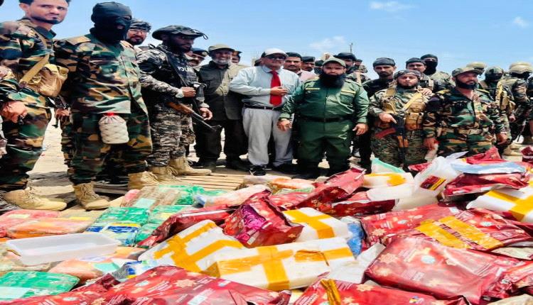 صور - إتلاف كمية كبيرة من المخدرات في العاصمة عدن 