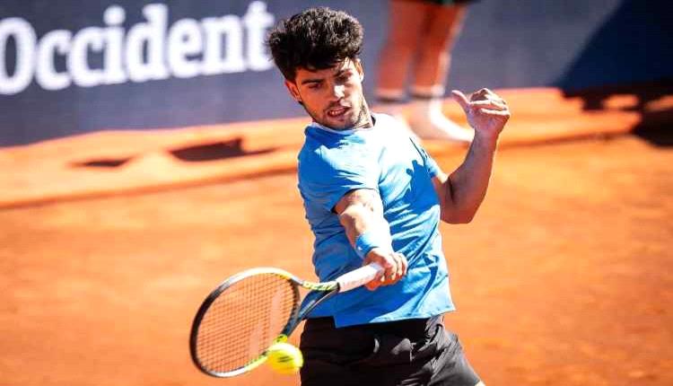 ألكاراز يبدأ مشواره في بطولة برشلونة للتنس بفوز مقنع