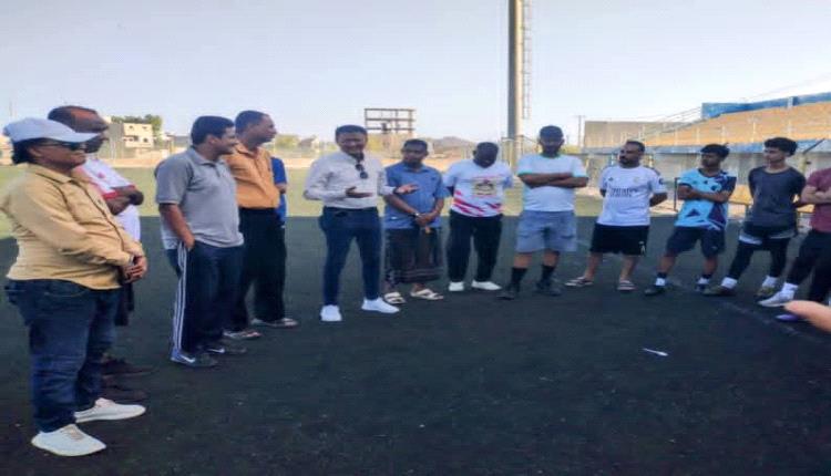 الشاذلي يتفقد تدريبات "الشعلة" ويؤكد وقوف مكتب الشباب والرياضة خلف أندية عدن