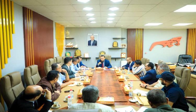 محافظ عدن يؤكد أهمية رفع وتيرة العمل الميداني وتحسين الخدمات في المديريات