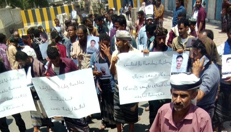 احتجاجات لضباط وأفراد لواء بارشيد أمام قصر معاشيق للمطالبة بصرف المستحقات وإلغاء قرارات الإقصاء