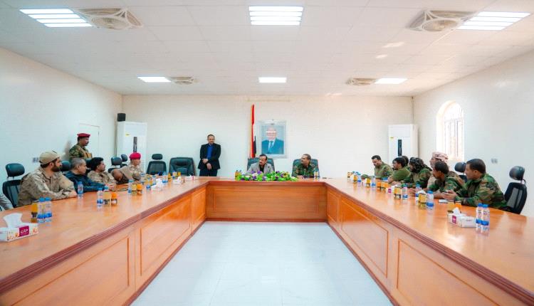 محافظ شبوة يؤكد رفع الجاهزية القتالية لقوات دفاع شبوة وتعزيز التنسيق الأمني