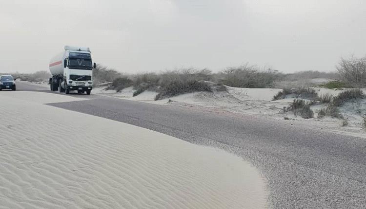 زحف الرمال يهدد المسافرين على الطريق الدولي الساحلي في شبوة وسط مناشدات للتدخل 
