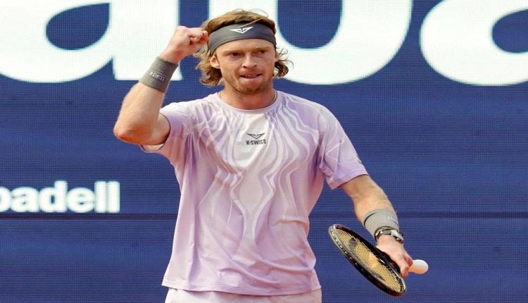 روبليف يقترب من لقب بطولة برشلونة للتنس بتأهله إلى النهائي