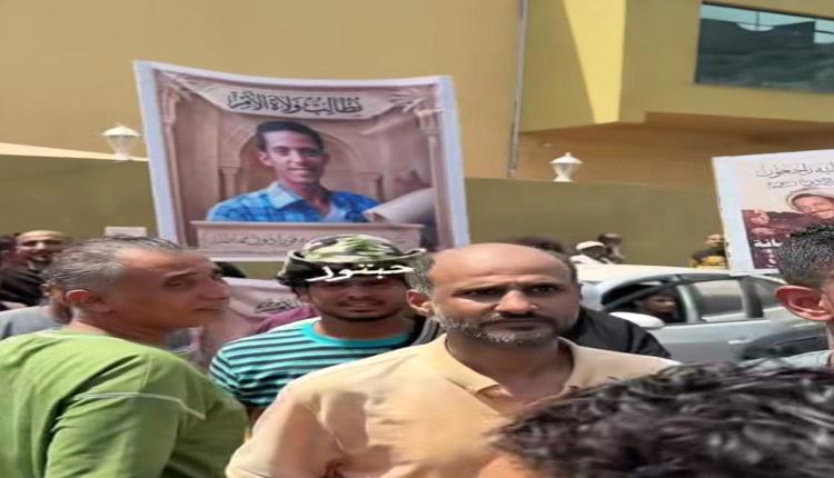 يحيا العدل ..شكرا .. شكرا يا باذيب .. هتافات ومسيرة راجلة عقب صدور حكم الاعدام في المدان بقتل زكريا عزيز /صور