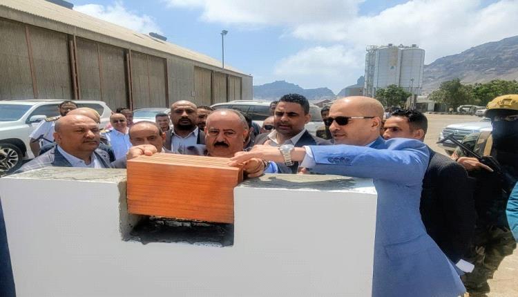 برعاية رئيس الوزراء.. العمري وأمزربة يضعان حجر أساس المرحلة الثانية لتطوير مداخل ميناء عدن 