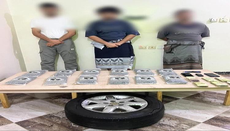 الاطاحة بثلاثة متهمين بحوزتهم 12 كيلو حشيش مخدر في بئر فضل بعدن
