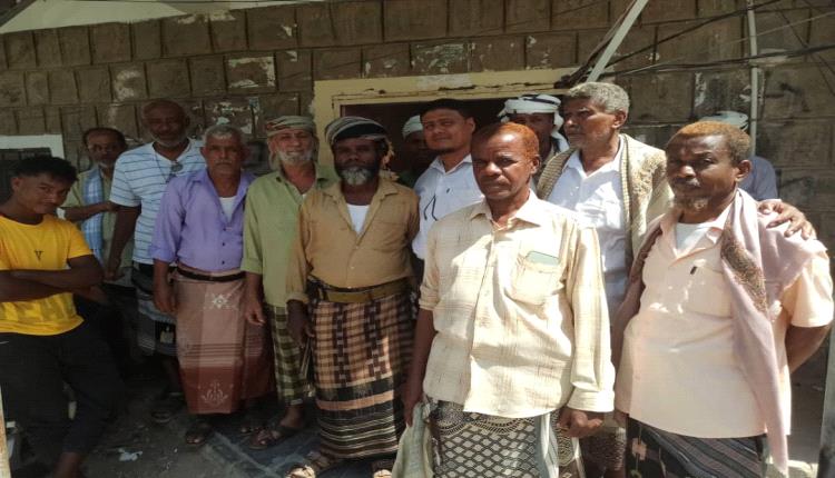 وقفة احتجاجية لعقال الحارات بالحوطة للمطالبة باعادة فتح نشاط فرع الاحوال المدنية 