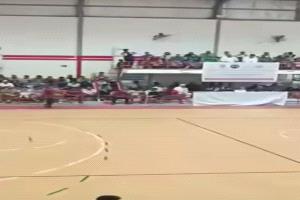 عاجل .. جماهير المكلا  تثور في وجه  المندوب السعودي وهذا ماجرى بالصالة المغلقة