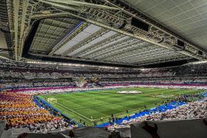 القمة تشتعل مبكرًا.. جماهير بايرن تحتل محيط البرنابيو