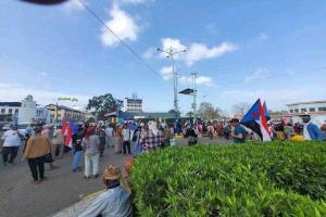 آلاف المشاركين يتدفقون إلى التواهي رغم إغلاق الطرق للمشاركة في “مليونية فتح المقرات”
