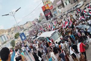 رغم القمع.. أبناء حضرموت يتجمعون في المكلا دعماً للمجلس الانتقالي (صور)