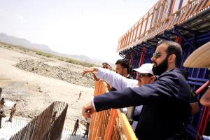 محافظ أبين يزور مشروع سد حسان الاستراتيجي الممول من دولة الإمارات ويشيد بمستوى الإنجاز