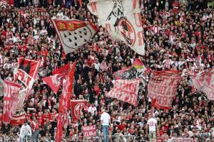 مأساة في المدرجات.. وفاة مشجع إثر أزمة قلبية