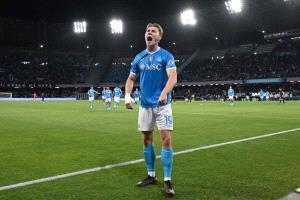 نابولي يؤجل تتويج إنتر ميلان بالدوري الإيطالي بعد رباعية في شباك كريمونيزي