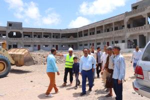 الزهري يطّلع على سير العمل في مشروع ثانوية الشهيد سالم قطن بخورمكسر ويؤكد: تجاوز نسبة الإنجاز 85%
