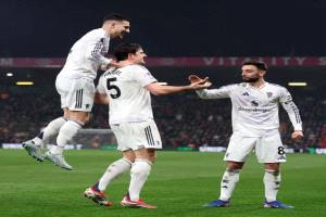 رسميًا.. مانشستر يونايتد يعلن تجديد عقد نجمه