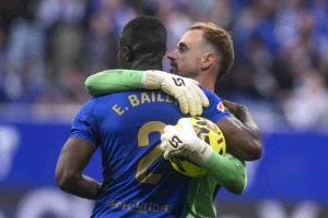 ريال أوفييدو يهزم إشبيلية ويتمسك بآماله في البقاء بالليجا الإسبانية