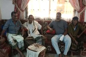 مدير مكتب الشباب والرياضة بلحج يزور  رئيس نادي الانطلاق بالوهط للاطمئنان على صحته