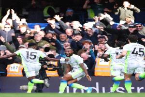 مانشستر سيتي يقبل هدية آرسنال ويهين تشيلسي