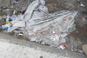 خطر يحدق السكان بحي سكني في منصورة عدن
