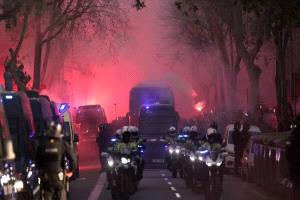 جماهير برشلونة تعتدي على حافلة أتلتيكو مدريد