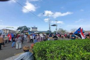 احتشاد جماهيري مهيب دعما لعودة مقرات الإنتقالي الجنوبي بالعاصمة عدن 