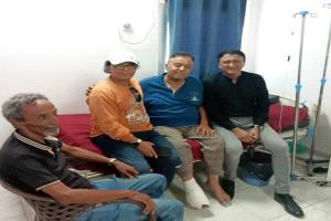 مستشار وزير الشباب والرياضة يزور مدير محو الأمية بعدن للاطمئنان على صحته