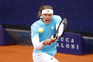 الألماني زفيريف ينجو من الخروج مبكرا من بطولة ميونخ للتنس