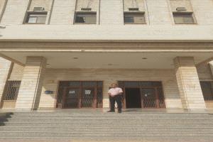 أكاديمي يكشف عن "جمود إداري" في جامعة عدن ويطالب بتفعيل قانون التدوير الوظيفي