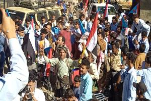 مسيرة جماهيرية في سرار يافع تضامناً مع أبناء حضرموت وتنديداً بالانتهاكات