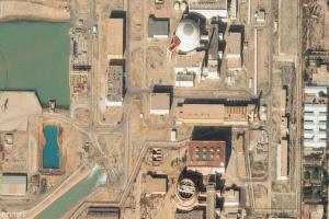 قصف عدة أهداف في إيران.. بينها موقع قرب "بوشهر" النووية
