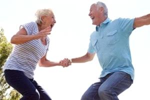 دراسة: الضحك يعزز صحة الأمعاء ويحسن الهضم