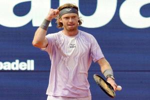 روبليف يقترب من لقب بطولة برشلونة للتنس بتأهله إلى النهائي