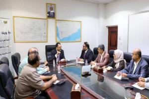 الكهرباء تبحث مع الفريق الاقتصادي خطة تعافي وتعزيز قدرات قطاع الطاقة