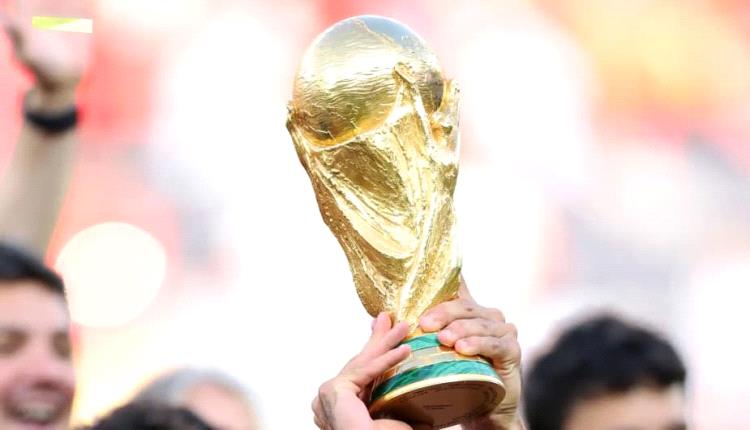 بطل المونديال يبيع نسخة كأس العالم.. ويرد على الانتقادات بسخرية!