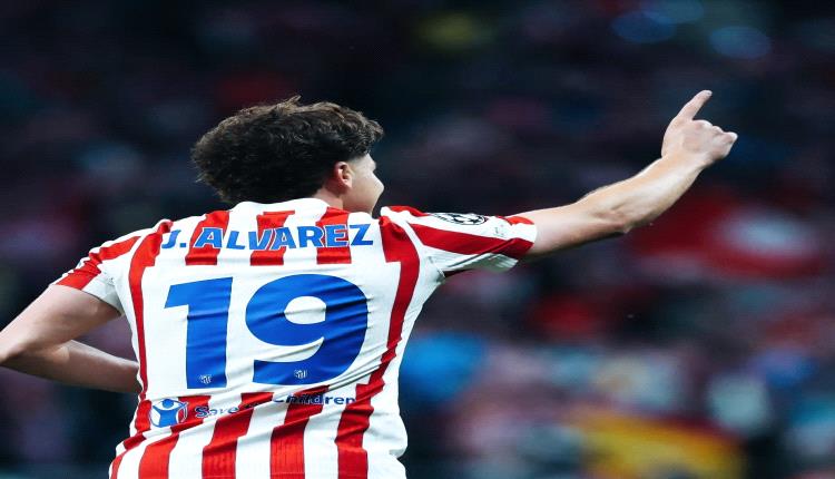 برشلونة على حافة الهاوية.. ألفاريز محاصر والأبواب كلها موصدة