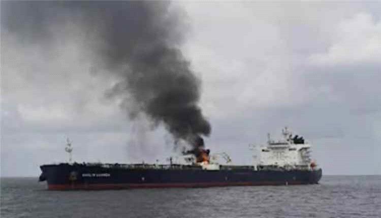 عملية نوعية في البحر الأحمر.. إنقاذ طاقم سفينة هندية بعد استهدافها بزورق مفخ