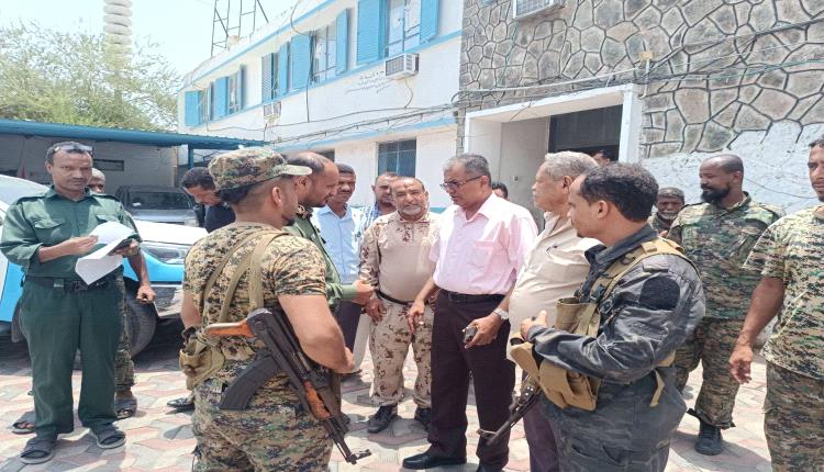 القلعة يتفقد شرطة وسجن المعلا ويقر إجراءات لتأهيل المرافق وتعزيز بيئة العمل الأمنية