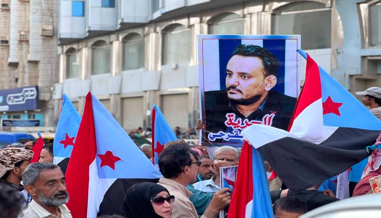 أحرار العاصمة عدن يحتشدون أمام سجن المنصورة المركزي تضامناً مع البطل معين المقرحي
