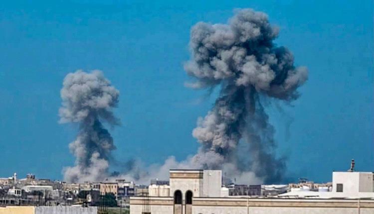 انفجارات تهز المخا.. صواريخ حوثية تدمر الميناء وتسقط عمالاً شهداء