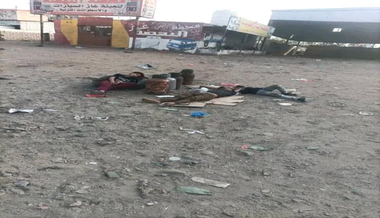 صورة توجع القلب.. أطفال يفترشون التراب أمام محطة غاز حتى الفجر دون تعبئة