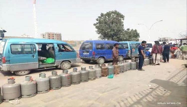 أزمة الغاز المنزلي تتفاقم في عدن.. وطوابير طويلة أمام نقاط التوزيع وسط غياب الحلول